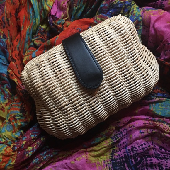 Wicker Clam Shell Purse - Picture 5 of 16